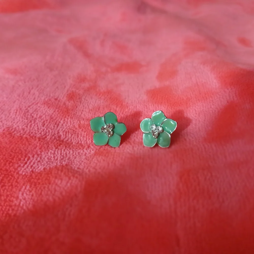 Elegant Mint Floral Enamel Earrings - Picture 3 of 6